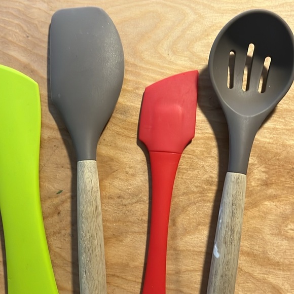 5 piece Silicone Kitchen bundle: scrapers & spoons - Picture 4 of 5